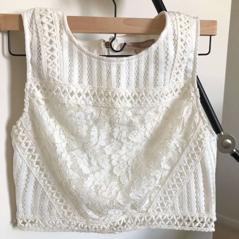 Forever 21 White crop top. Sleeveless. M
